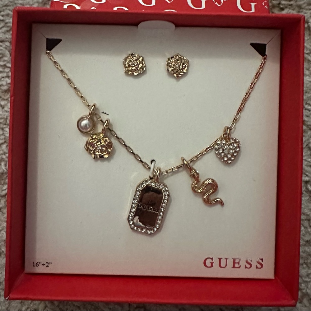🪴GUESS Gold-Tone Necklace and Earring Set